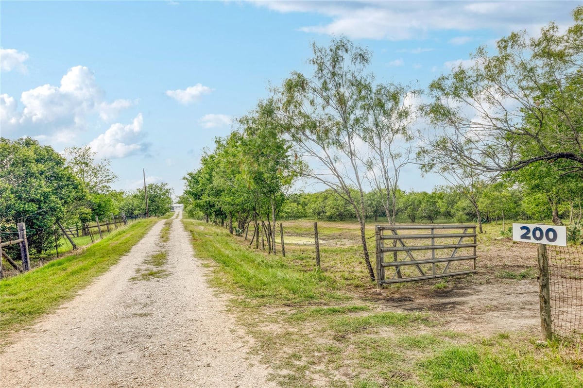 Living area at 200 Armstrong Rd - 4140(RURAL FM 20W-CALLIHAN RD-WESTWOOD RD AREA, Lockhart, TX