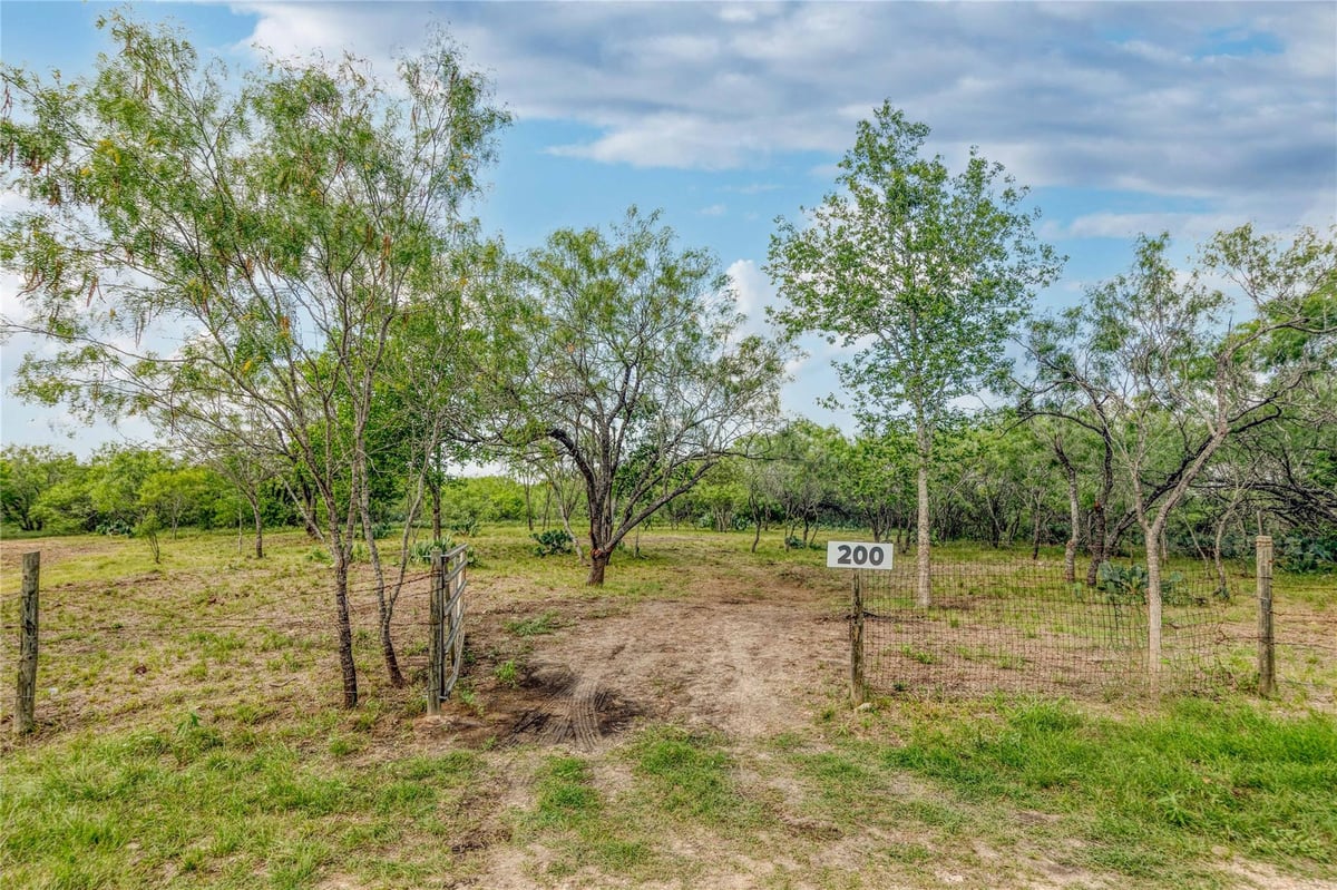 View 200 Armstrong Rd in (4140)RURAL FM 20 W-CALLIHAN RD-WESTWOOD RD AREA 200 Armstrong Rd - property photo 1 - Luxury home in (4140)RURAL FM 20 W-CALLIHAN RD-WESTWOOD RD AREA, Lockhart, TX