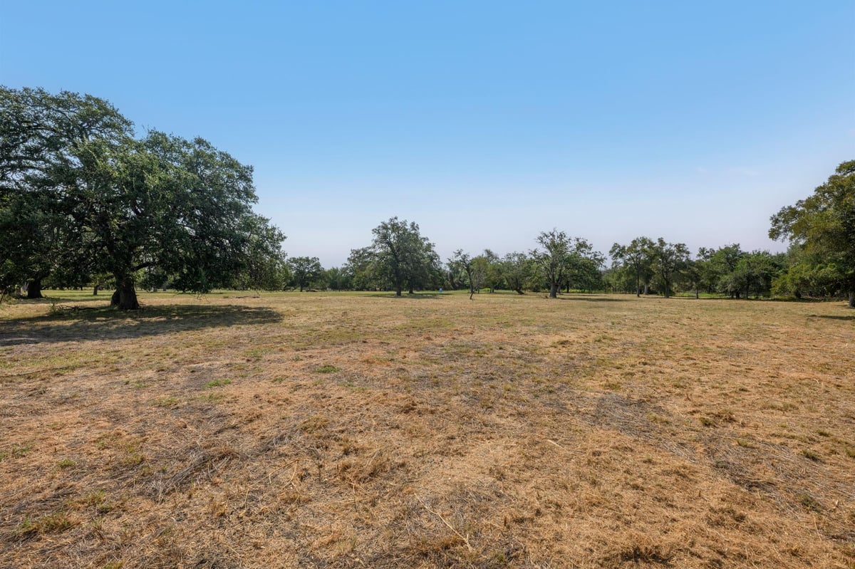 View 200 Buckskin PASS in Rolling Oaks 200 Buckskin PASS - property photo 1 - Luxury lot in Rolling Oaks, Driftwood, TX