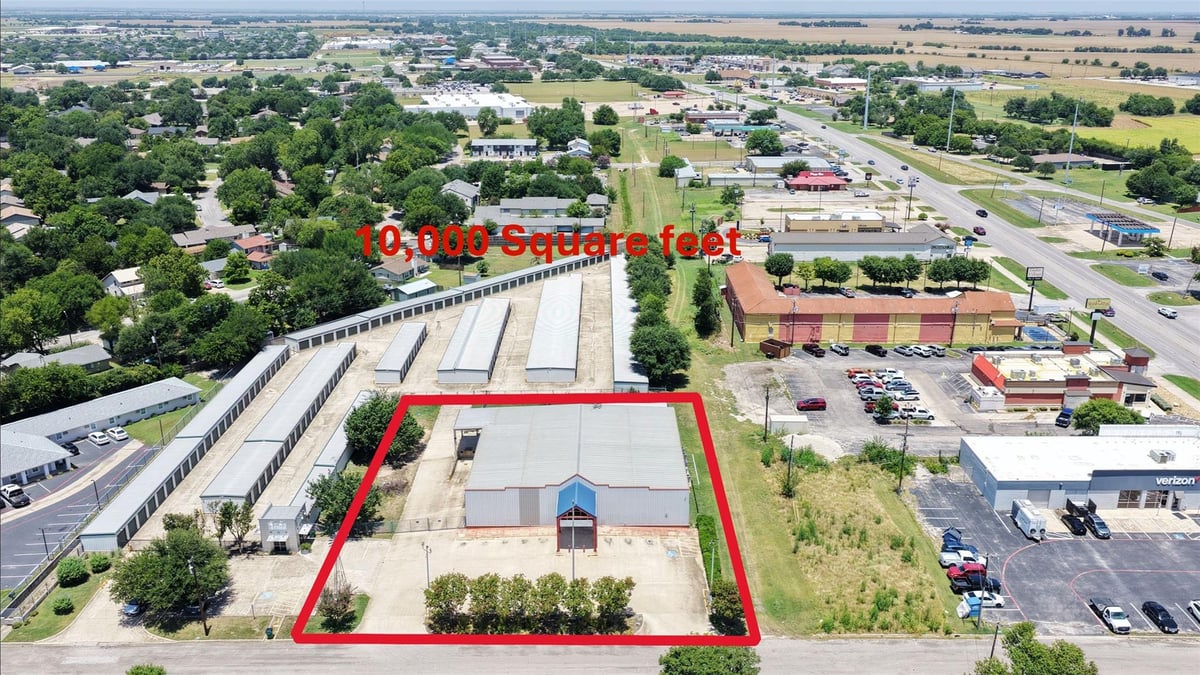 View 200 Commercial DR in Moss & Moss Sub 200 Commercial DR - property photo 1 - Luxury home in Moss & Moss Sub, Taylor, TX