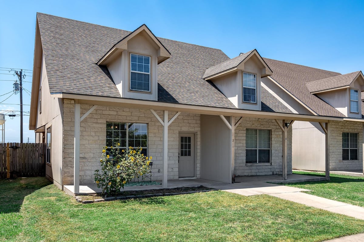 View 200 Sandstone DR Unit #E/F in Sonterra West Ph Iib-1 200 Sandstone DR Unit #E/F - property photo 1 - Luxury home in Sonterra West Ph Iib-1, Jarrell, TX