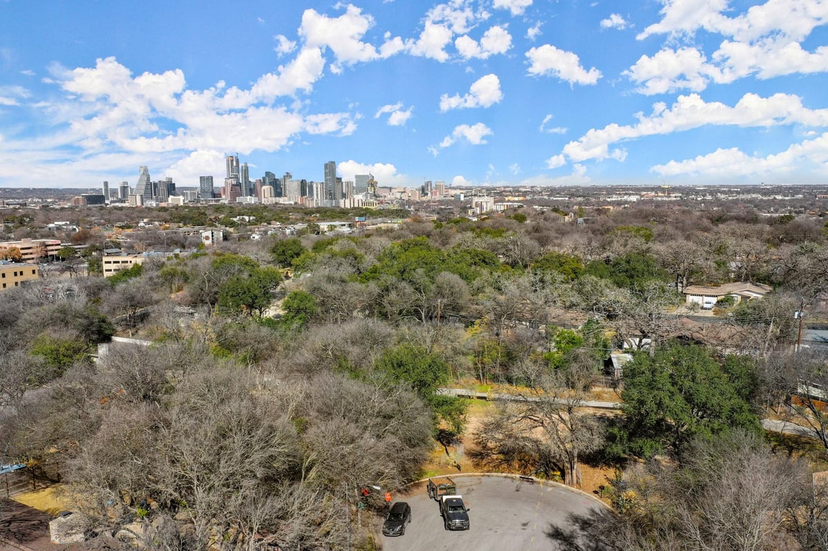 View 2000 Breeze Holw in South Gate Terrace Sec 01 2000 Breeze Holw - front exterior - Luxury lot in South Gate Terrace Sec 01, Austin, TX