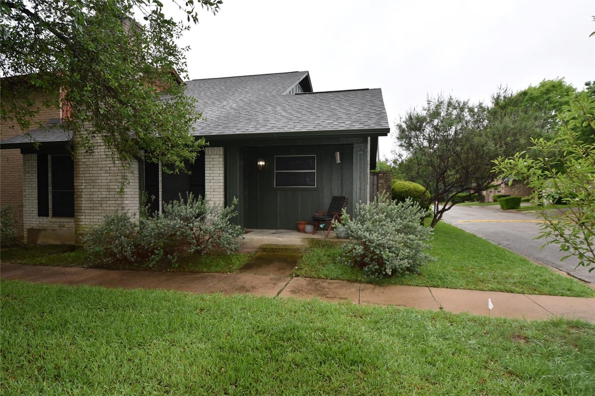Living area at 2000 Millay Dr - 3 bed 2 bath home