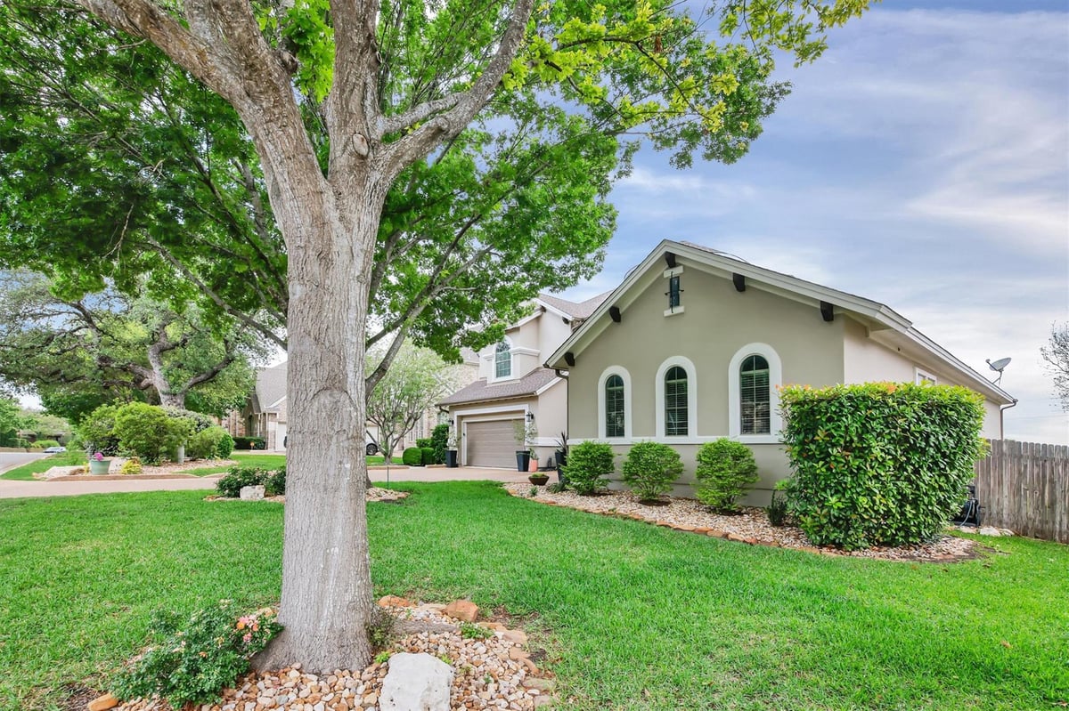 Living area at 2000 Rio Mesa Dr - 4 bed 3 bath home