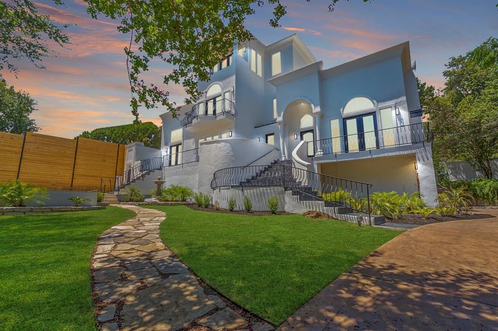 2002 Lake Shore DR - property photo 1 - Luxury home in Lake Shore Annex 01, Austin, TX