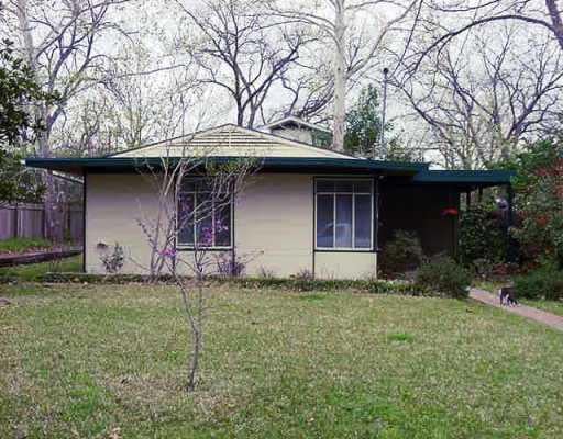 View 2006 PEACH TREE St in PECAN ORCHARD 2006 PEACH TREE St - property photo 1 - Luxury home in PECAN ORCHARD, Austin, TX