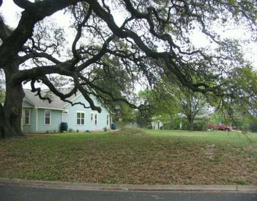 View 2007 Encino CIR 2007 Encino CIR - property photo 1 - Luxury lot in Austin, TX
