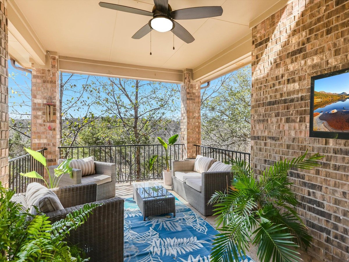 Living area at 201 Bellagio Dr - 4 bed 3 bath home