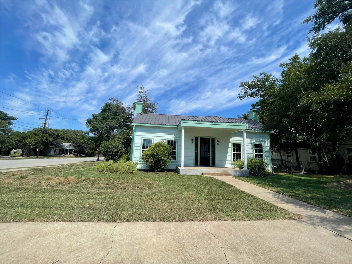 View 201 E 6th St in A H Barnes 201 E 6th St - front exterior - Luxury home in A H Barnes, Lampasas, TX