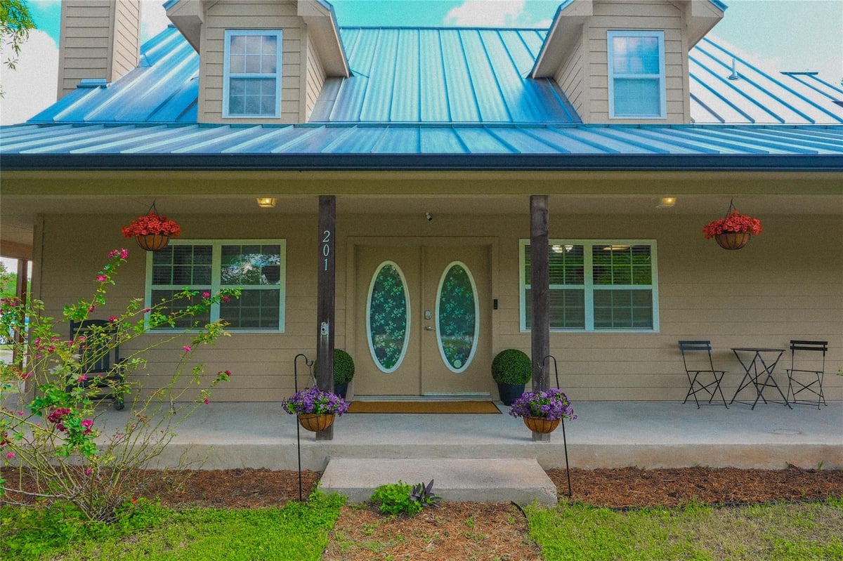 201 E Eggleston ST - front exterior - Luxury home in Manor Town, Manor, TX