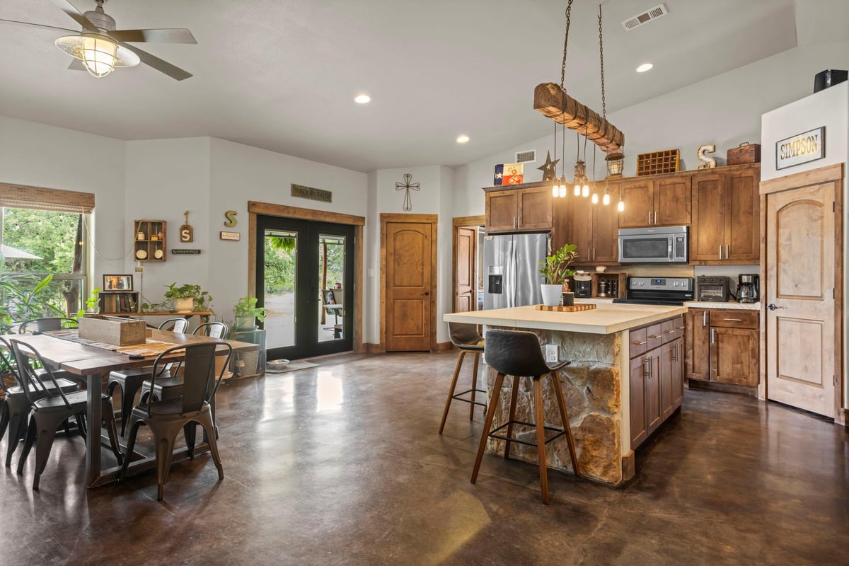 Primary bedroom at 201 N Oak Vista Dr - 3 bed 2 bath home