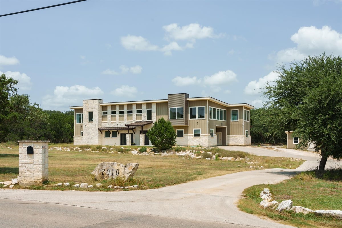 View 2010 Hoffmann LN in Rolling Oaks 2010 Hoffmann LN - property photo 1 - Luxury home in Rolling Oaks, New Braunfels, TX