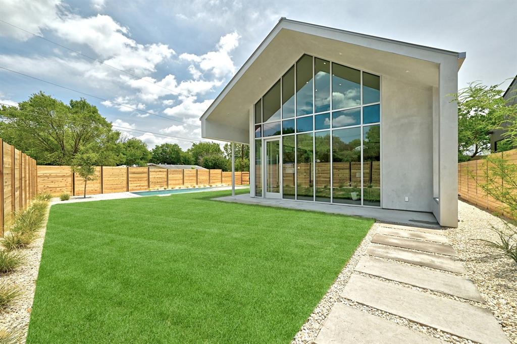 View 2011 S 3rd St in Bouldin South Ext 2011 S 3rd St - property photo 1 - Luxury home in Bouldin South Ext, Austin, TX