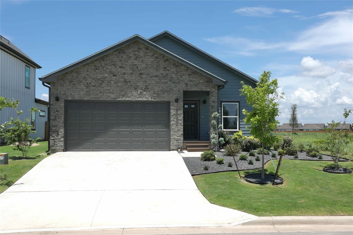 View 2015 Applewood Dr in Verse 2015 Applewood Dr - front exterior - Luxury home in Verse, Lockhart, TX