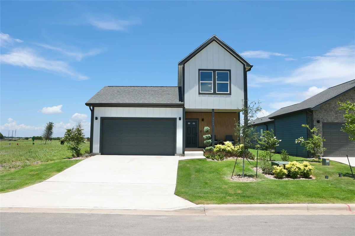 View 2017 Applewood Dr in Verse 2017 Applewood Dr - front exterior - Luxury home in Verse, Lockhart, TX