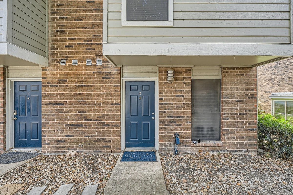 View 2018 W Rundberg Ln Unit #14D in Willowbrook 2018 W Rundberg Ln Unit #14D - front exterior - Luxury home in Willowbrook, Austin, TX