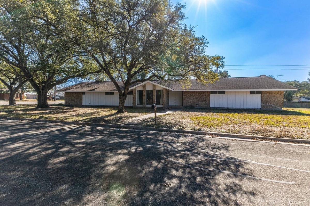 View 202 Kallus St in Klesel Add 504 202 Kallus St - property photo 1 - Luxury home in Klesel Add 504, Schulenburg, TX