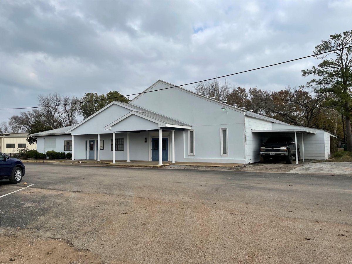 Primary bedroom at 202 NE 2nd St - Smithville Townsite, Smithville, TX