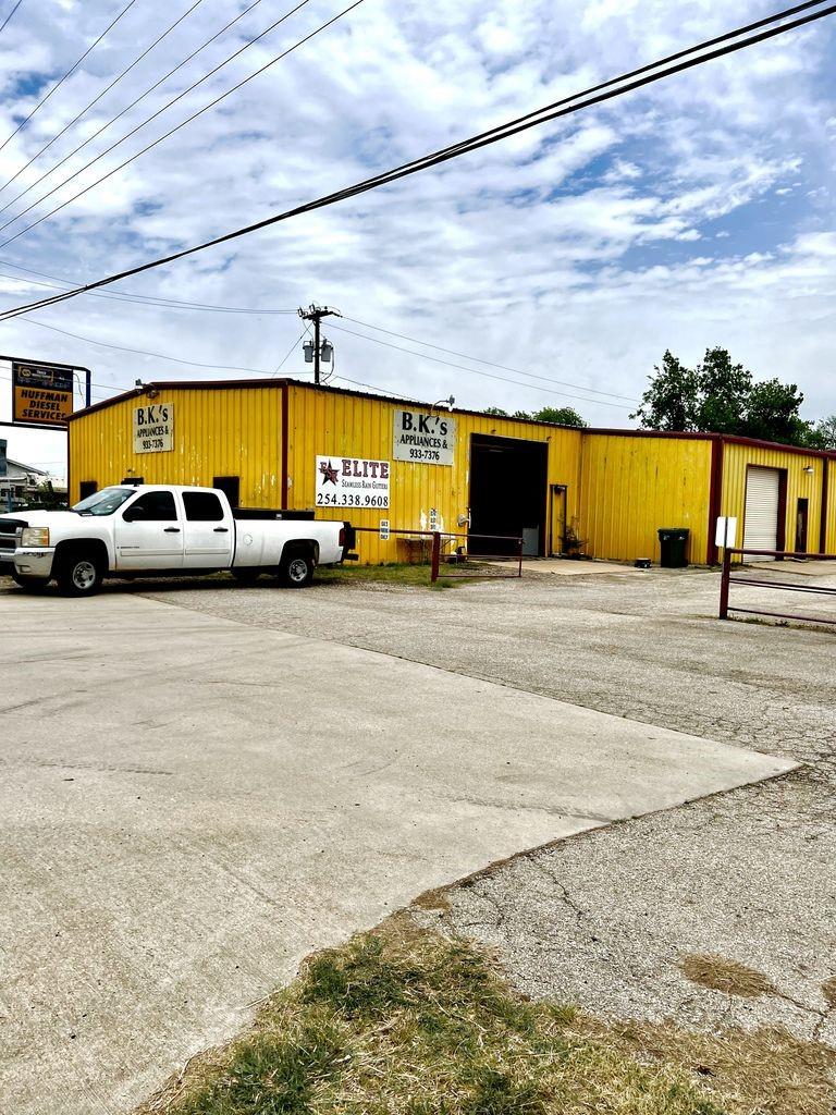 Primary bedroom at 2020 Interstate 35 - Belton, TX