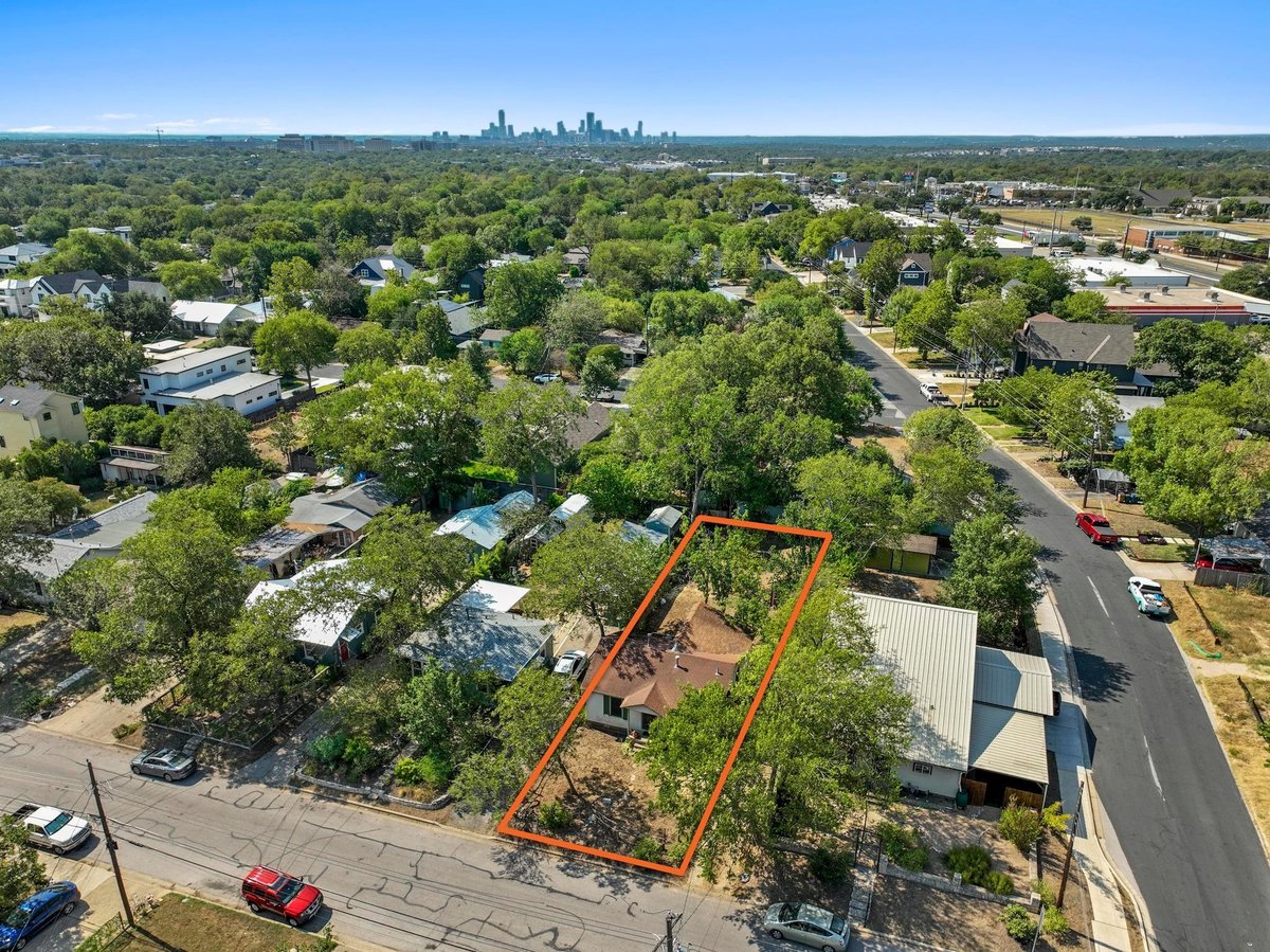 View 2021 Payne Ave in Bellaire 2021 Payne Ave - front exterior - Luxury home in Bellaire, Austin, TX