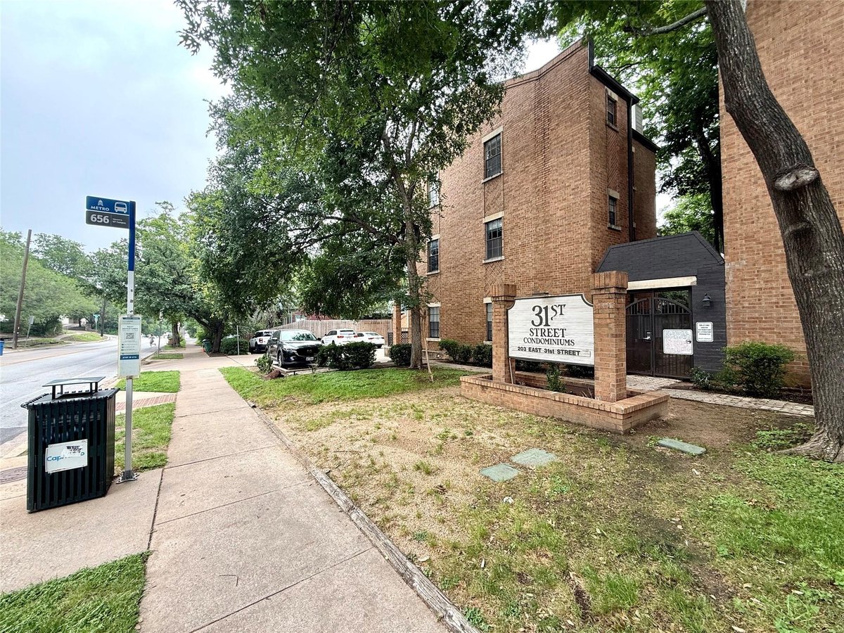 Living area at 203 E 31st St Unit #101 - 2 bed 2 bath home