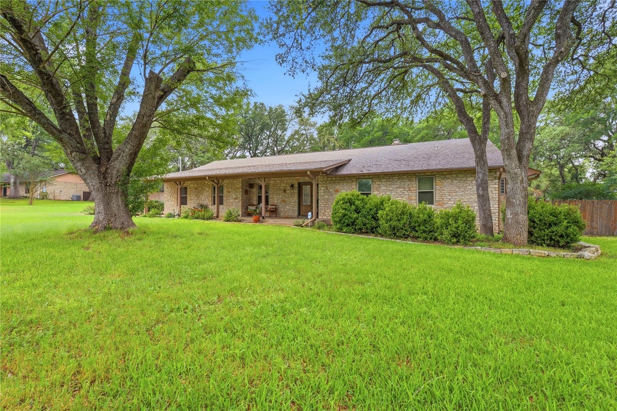 Living area at 203 Leisurewoods Dr - 3 bed 2 bath home