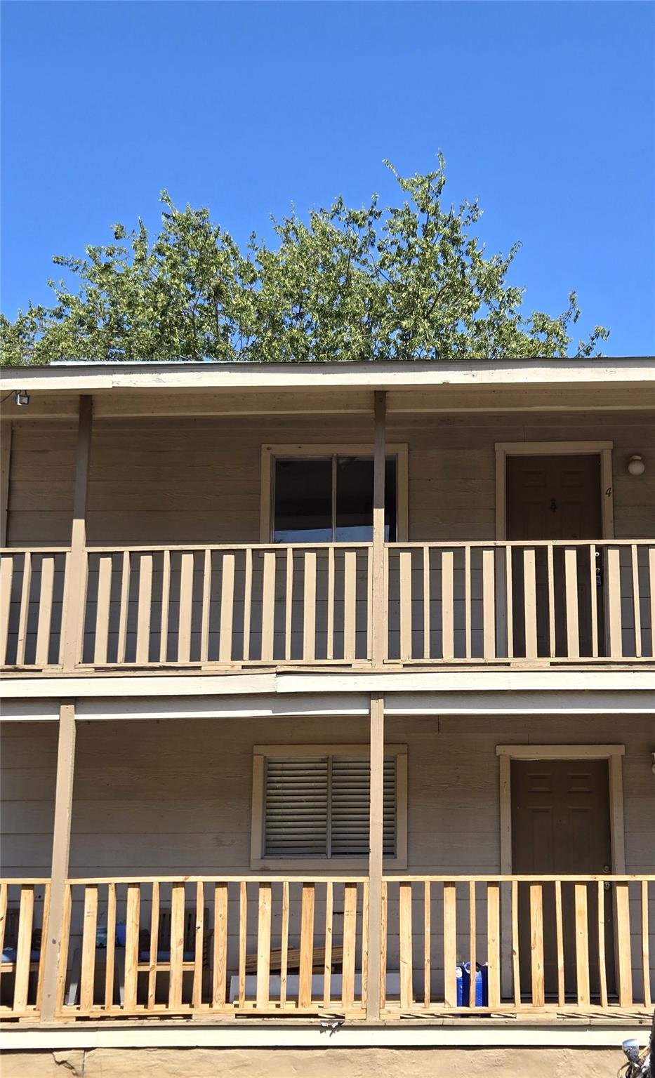 Living area at 203 S Mitchell St St  #4 - 3 bed 1 bath home