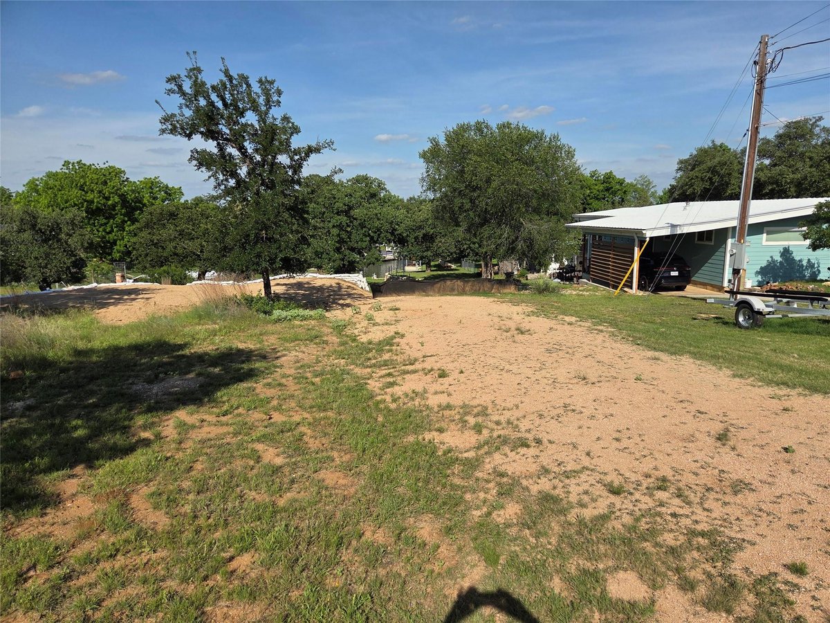 203 W Lakeshore Dr - front exterior - Luxury lot in Sunrise Beach, Sunrise Beach, TX