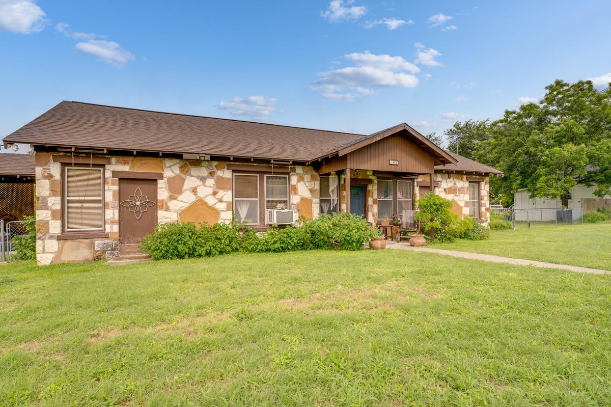 204 Brewster Ave - front exterior - Luxury home in Brewster Florence Replat, Florence, TX