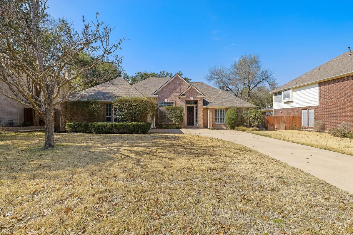 Living area at 2040 Saint Andrews Dr - 4 bed 3 bath home