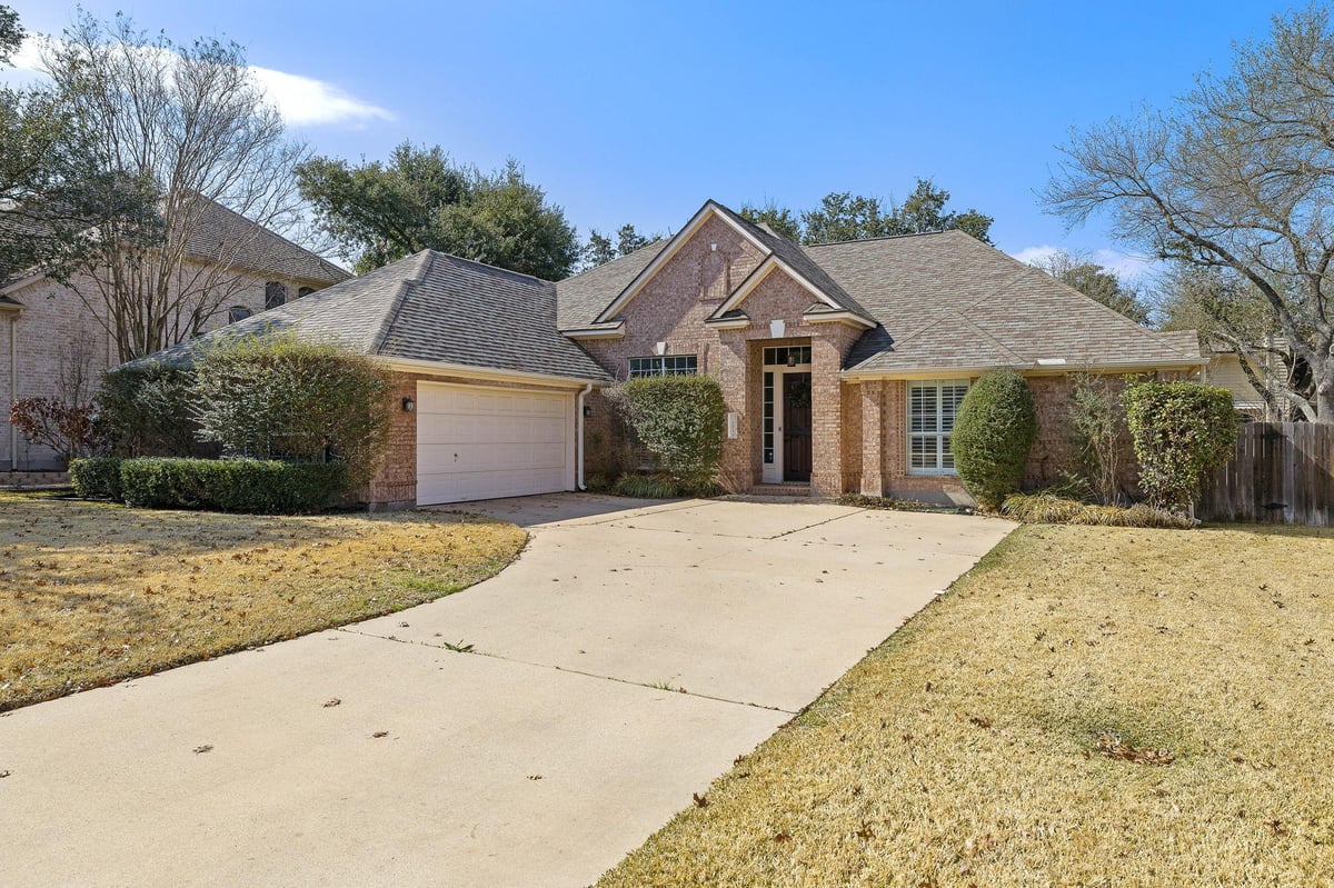 Kitchen at 2040 Saint Andrews Dr - 4 bed 3 bath home