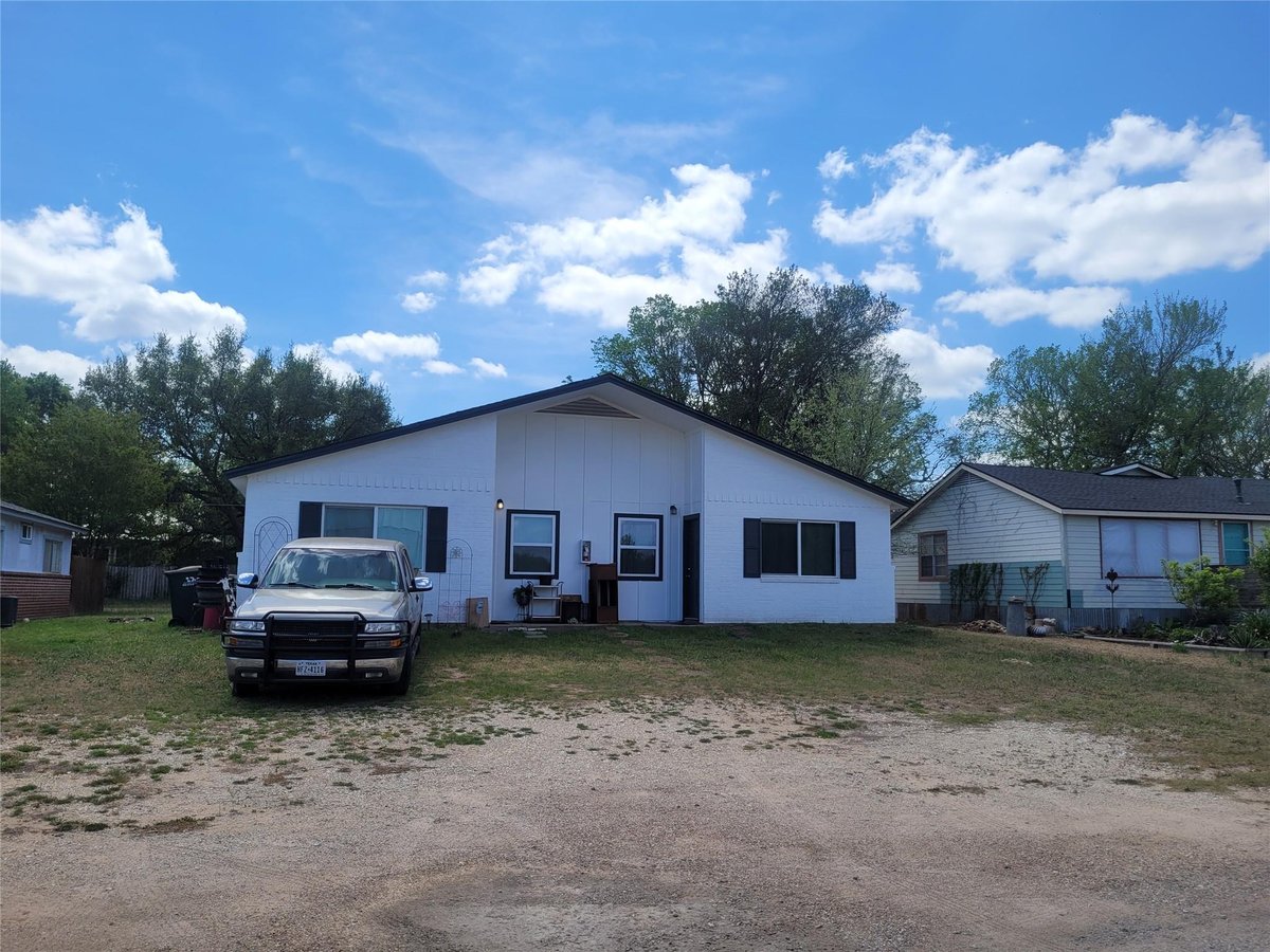 View 205 2nd Ave Unit #1 & 2 in Mt Pleasant 205 2nd Ave Unit #1 & 2 - front exterior - Luxury home in Mt Pleasant, Smithville, TX