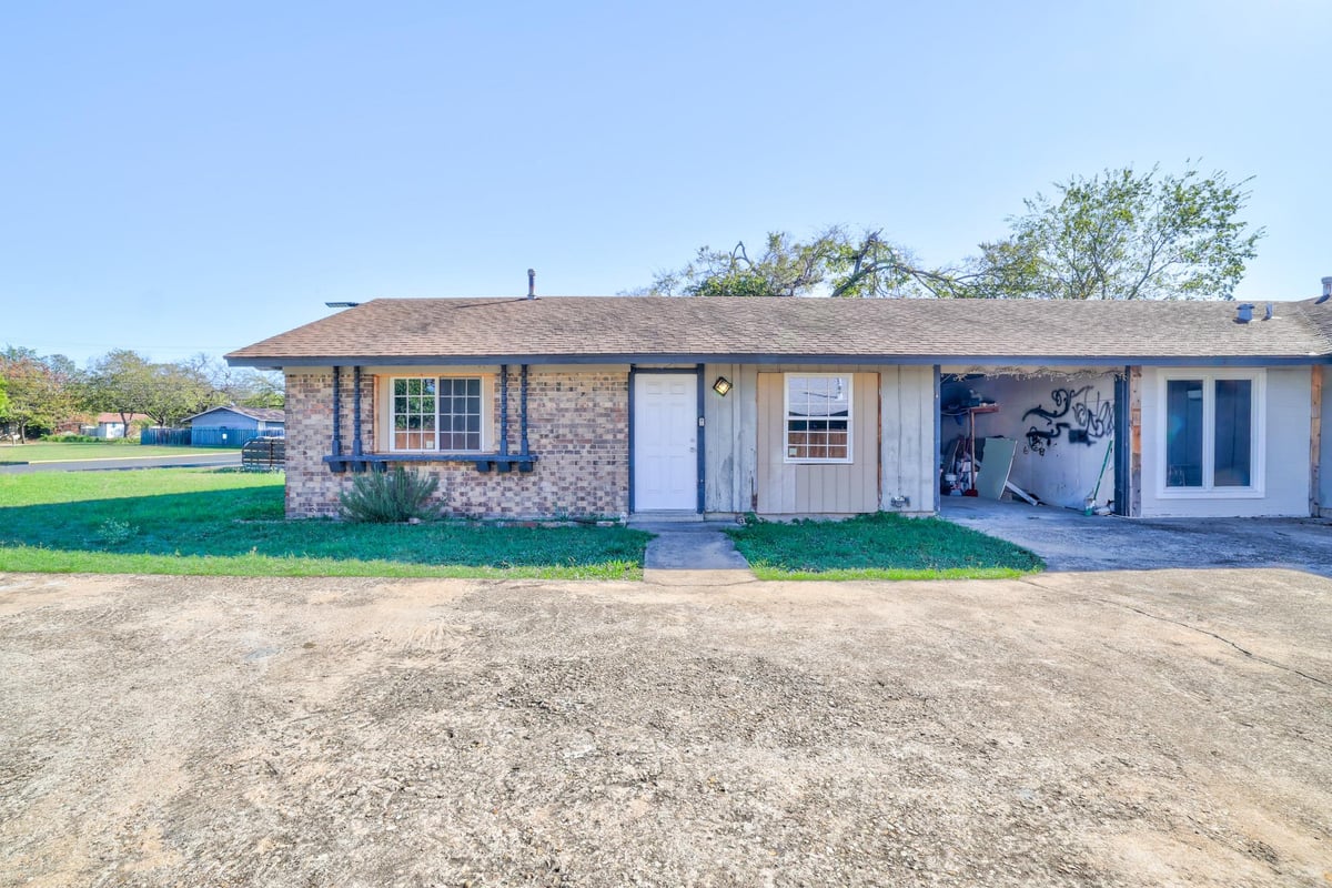 Living area at 205 Liverpool Dr - Greenwood Hills Sec 05, Austin, TX