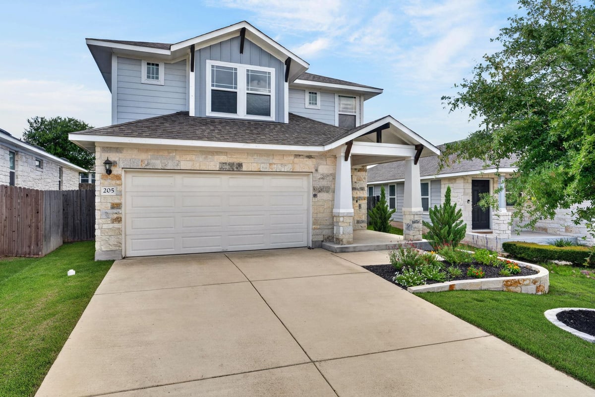 205 Oakstone DR - front exterior - Luxury home in Morningstar Ph 3 Sec 2B, Georgetown, TX