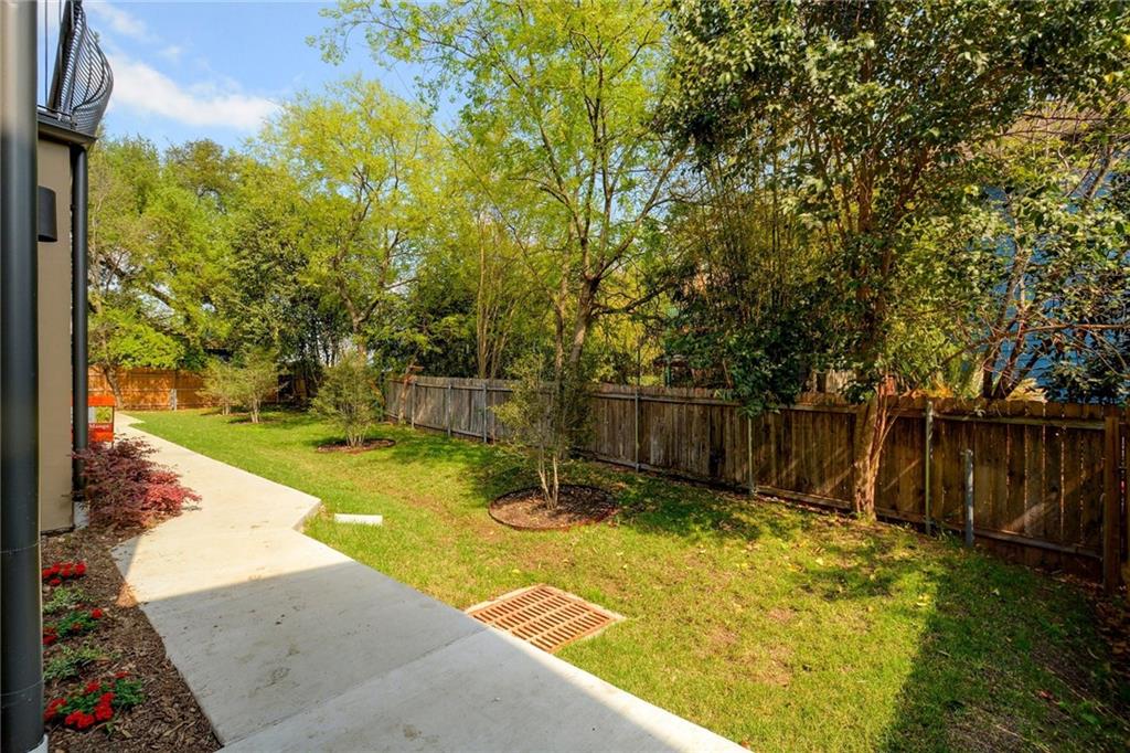 View 206 E Live Oak St Unit #G in 206 E Live Oak Condominiums 206 E Live Oak St Unit #G - front exterior - Luxury home in 206 E Live Oak Condominiums, Austin, TX
