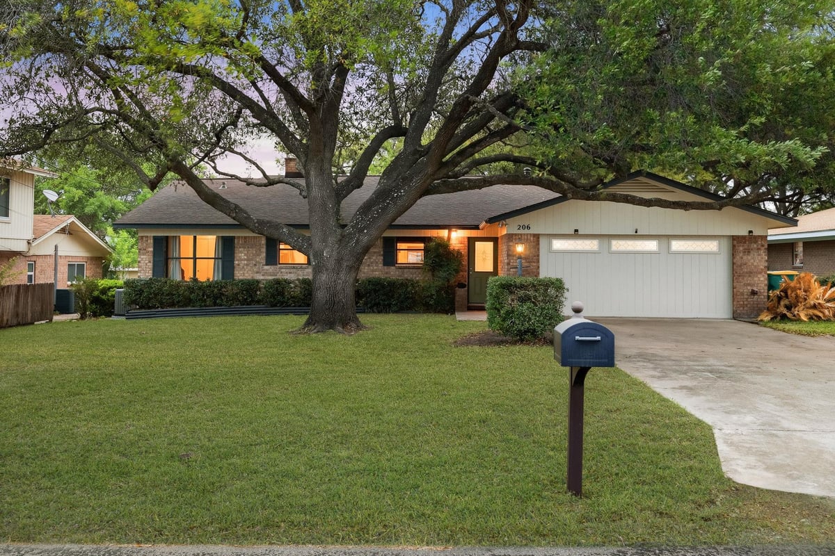 View 206 E Pheasant RD in Highland Haven 206 E Pheasant RD - front exterior - Luxury home in Highland Haven, Highland Haven, TX
