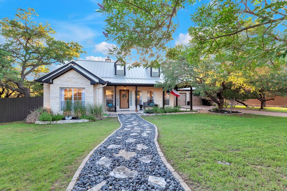 206 S Cowal DR - front exterior - Luxury home in BRIARCLIFF INC SEC 15, Spicewood, TX