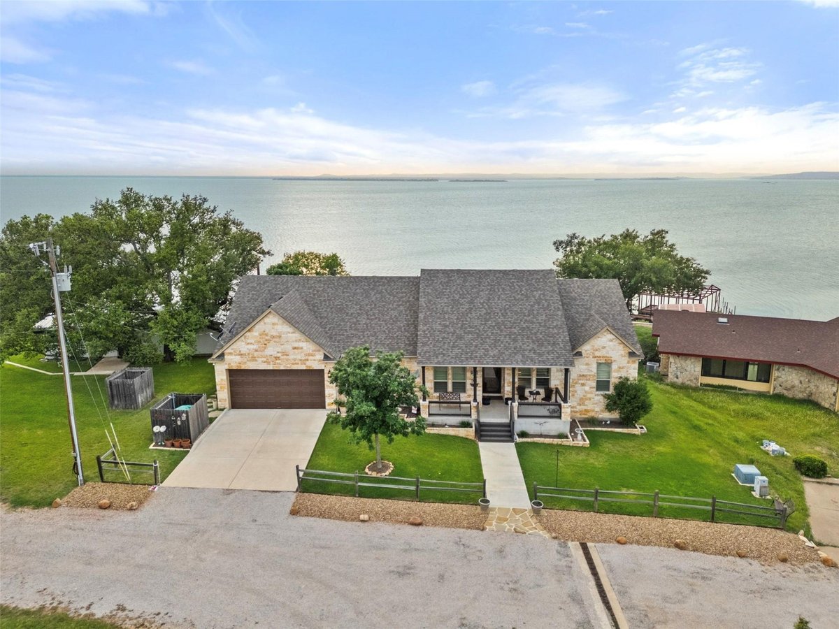 View 207 Emeralds DR in Emeralds 207 Emeralds DR - front exterior - Luxury home in Emeralds, Burnet, TX