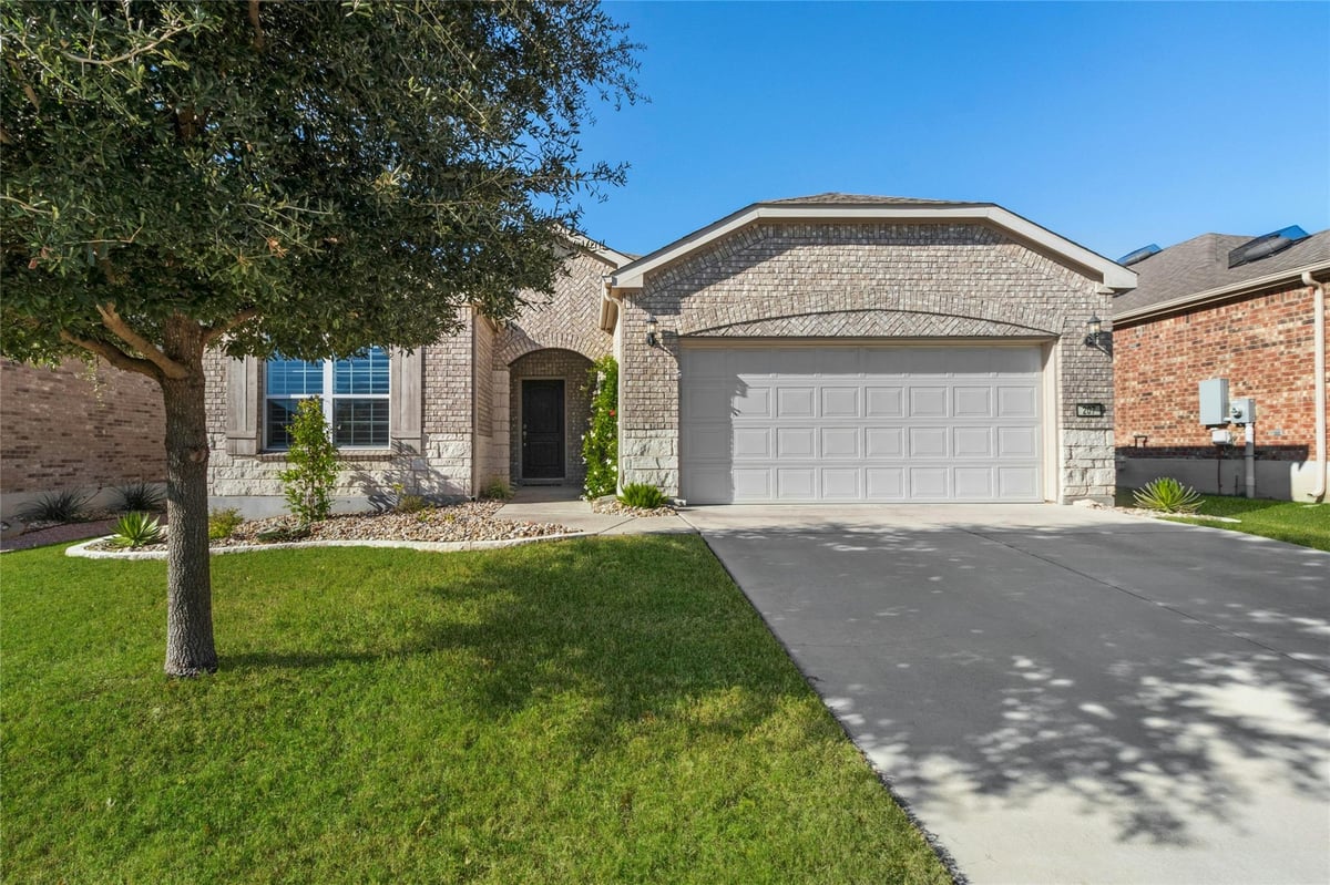 View 207 Longview Ln in Sun City Nbrhd 83 207 Longview Ln - property photo 1 - Luxury home in Sun City Nbrhd 83, Georgetown, TX