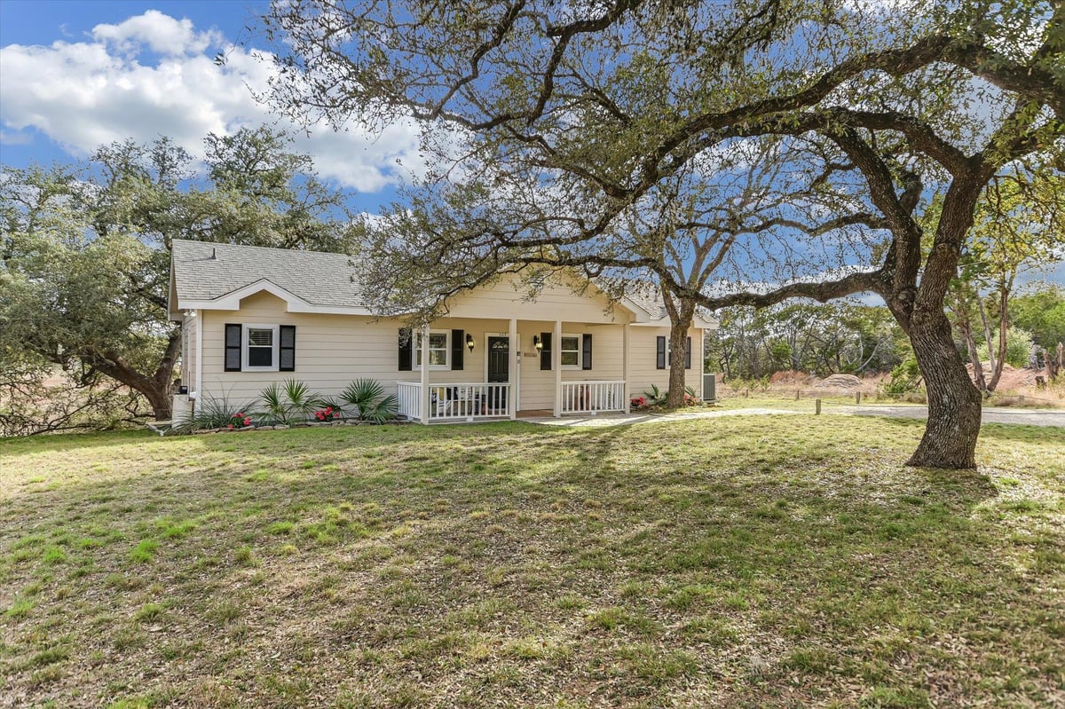 Living area at 207 River Oaks Dr - 2 bed 2 bath home