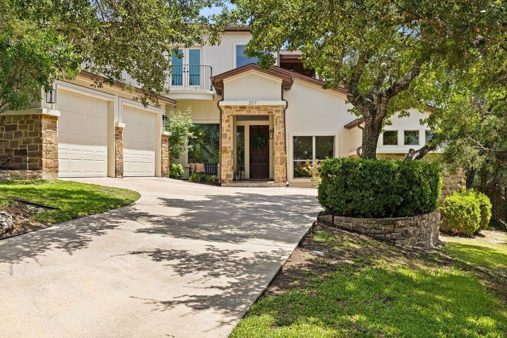 View 207 Spellbrook LN in Lakeway Sec Clusters 28 02 207 Spellbrook LN - property photo 1 - Luxury home in Lakeway Sec Clusters 28 02, Lakeway, TX