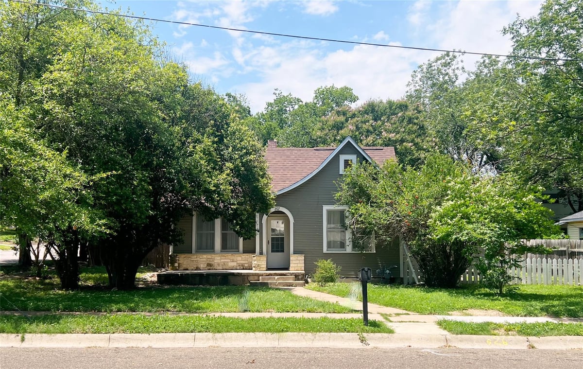 View 207 W 5th St in L S C 1st 207 W 5th St - property photo 1 - Luxury home in L S C 1st, Lampasas, TX