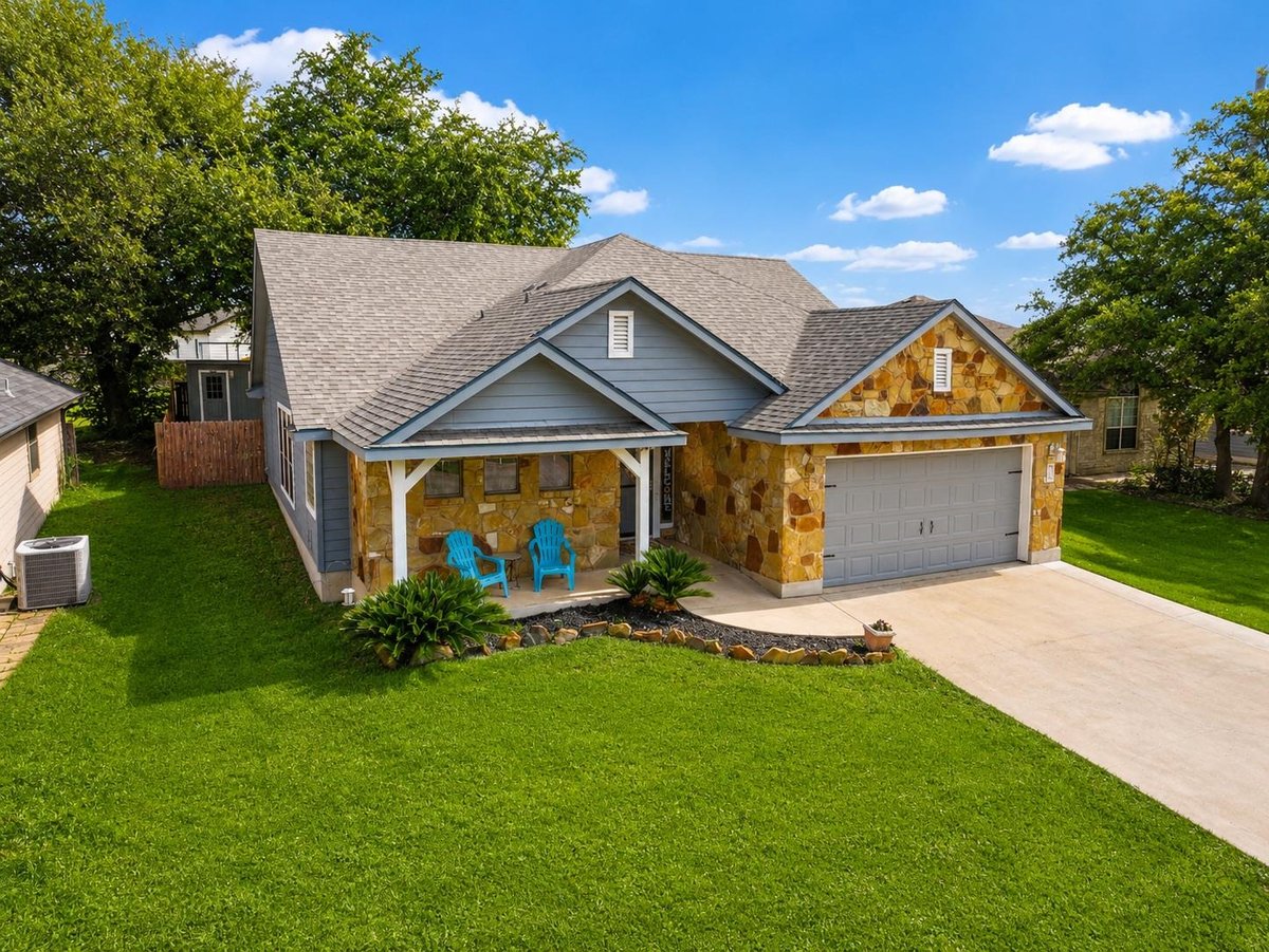 View 208 Cailin CT in Highland Oaks 208 Cailin CT - front exterior - Luxury home in Highland Oaks, Burnet, TX