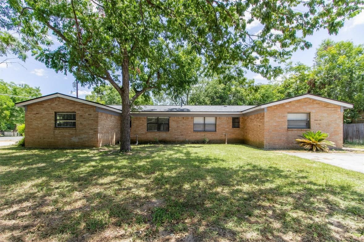 View 208 Hackberry ST in Bruch Sub 208 Hackberry ST - property photo 1 - Luxury home in Bruch Sub, Lockhart, TX