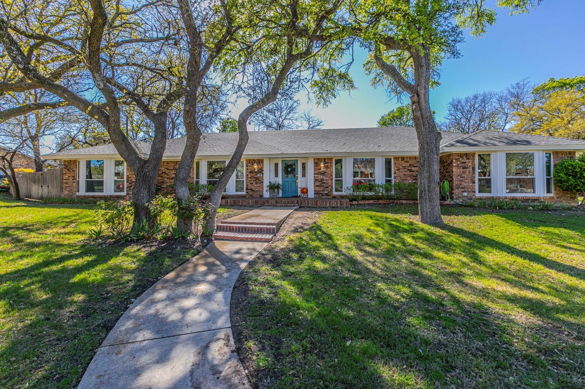 View 208 Highland Oaks Dr in Highland Oaks Estates Sec 208 Highland Oaks Dr - front exterior - Luxury home in Highland Oaks Estates Sec, Harker Heights, TX