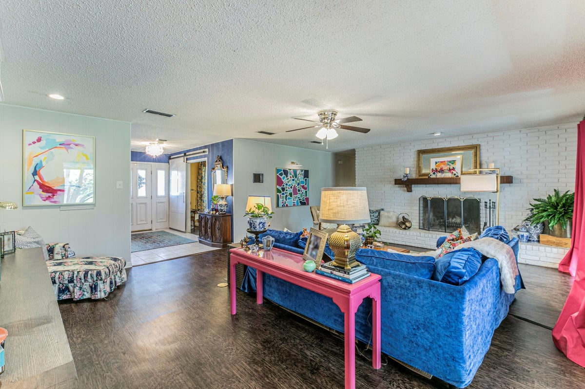Living area at 208 Highland Oaks Dr - 4 bed 3 bath home