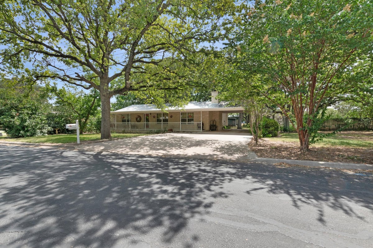 View 1208 Oak St in Oaks Addition 1208 Oak St - front exterior - Luxury home in Oaks Addition, Burnet, TX