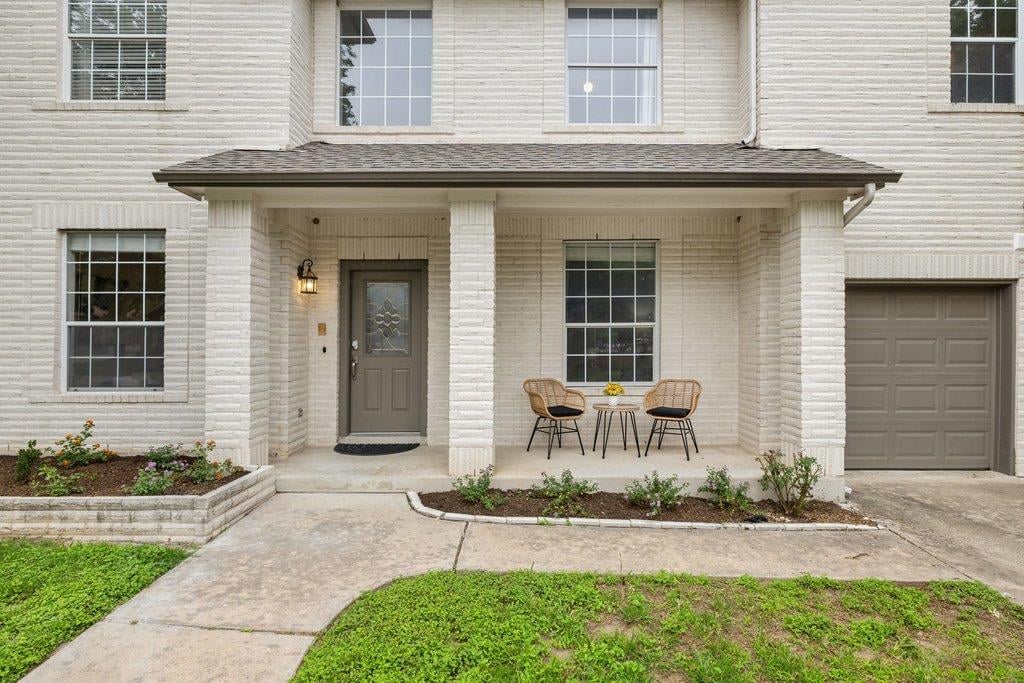 View 208 Settlers Valley Dr in Mountain Creek Sec 01 208 Settlers Valley Dr - front exterior - Luxury home in Mountain Creek Sec 01, Pflugerville, TX