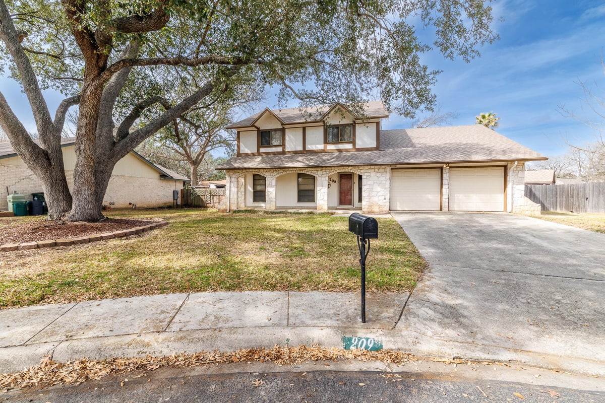View 209 Coventry Ln in Townewood Village East 209 Coventry Ln - front exterior - Luxury home in Townewood Village East, Seguin, TX