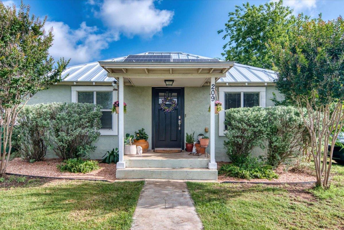 View 209 E Houston ST in L I & F 209 E Houston ST - front exterior - Luxury home in L I & F, Llano, TX